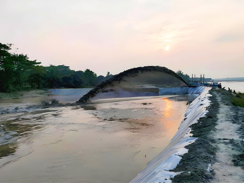 Site de production de sable avec pompe de dragage