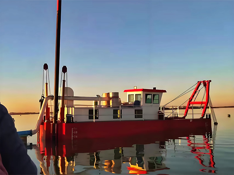 Désenvasement du port avec une drague à coupe et succion