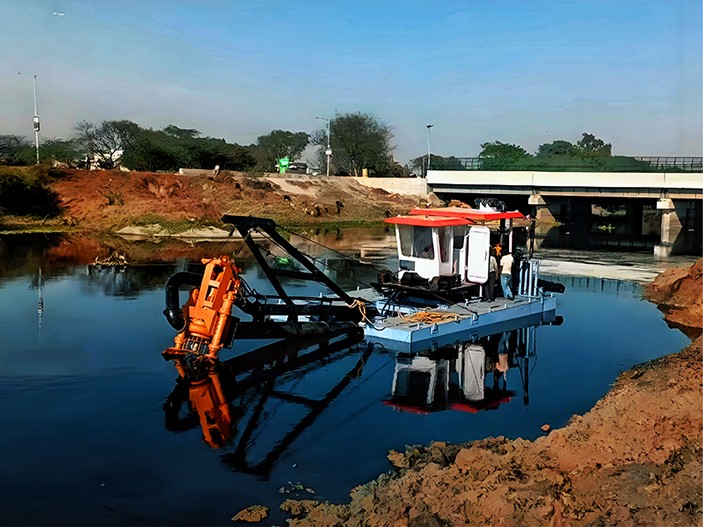 Dragage avec navire équipé d’une pompe hydraulique submersible pour boues